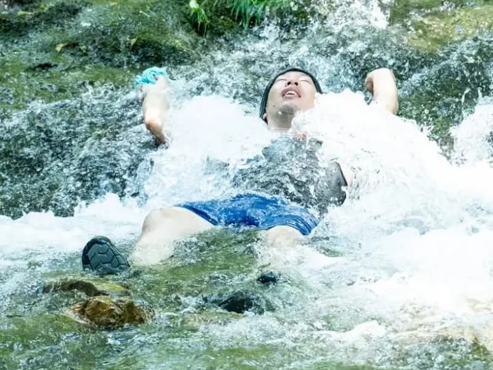 設計者の伊藤淳。渓流で水の流れに身を任せている